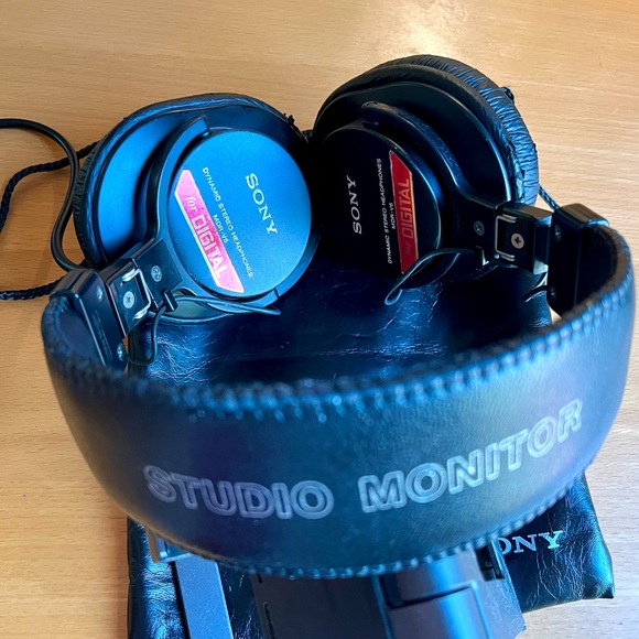 Sony MDR-V6 Headphones - Picture 4 of 4